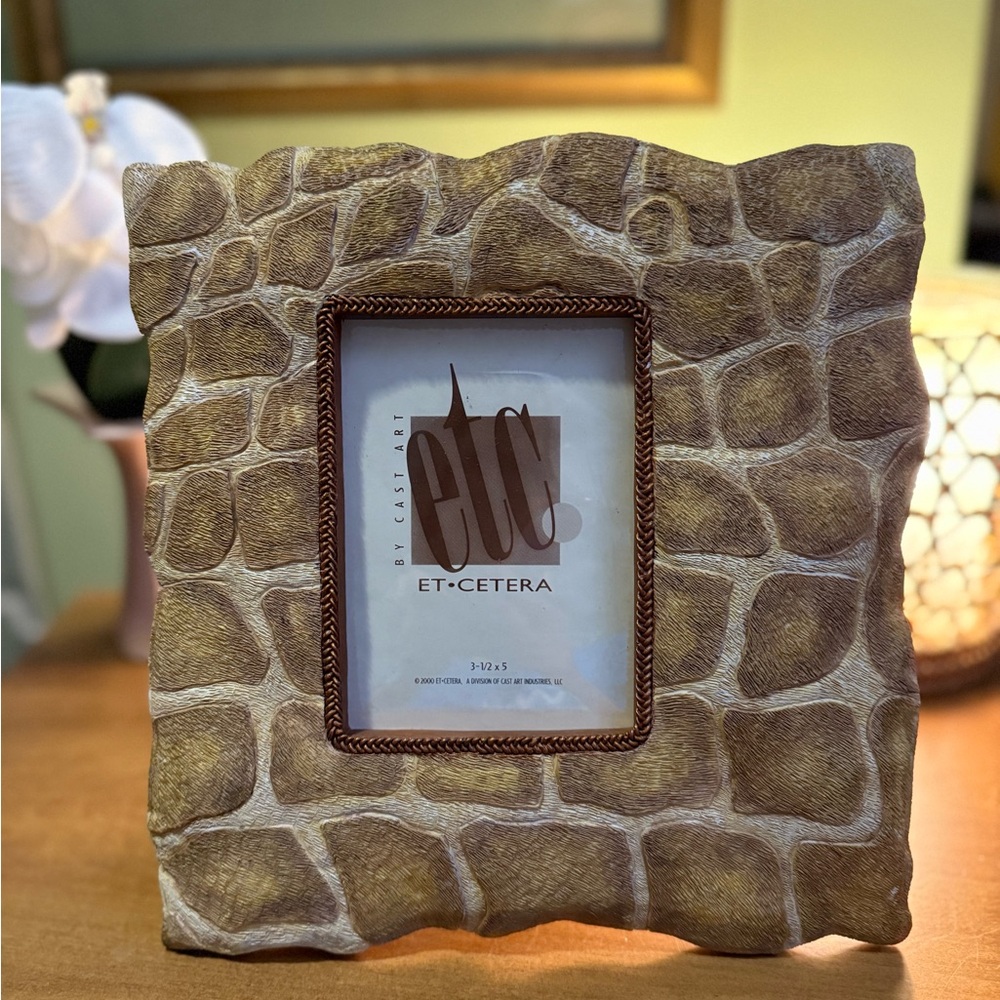 Etcetera Giraffe Pattern Rustic Stone-Look Picture Frame - Heavy Resin - Picture 2 of 9